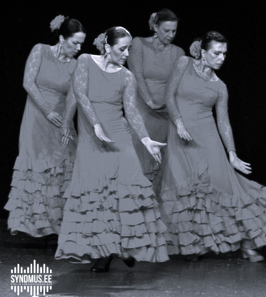 Claudia Ševtšenko ja tema flamencotantsijad laval, esitamas kirglikku flamenco tantsu.