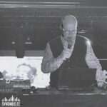 VJ Einar Kass esinemas retrovideodiskol koos ekraanil olevate muusikavideotega