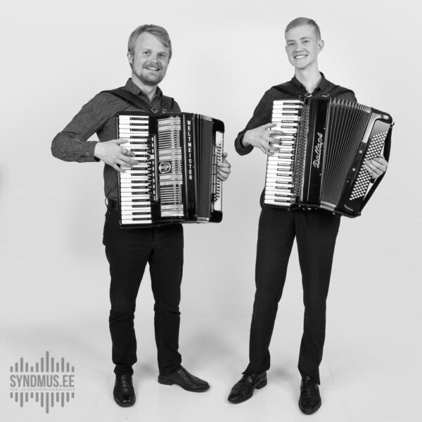 Akordionistid Julius Koppel ja Erik Nisu, stuudios koos akordionidega, foto jäädvustatud Haide Rannakivi poolt.