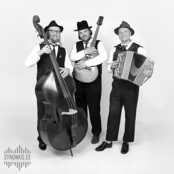 Lavassaare Trio, Ado Kirsi, Raido Koppel ja Jaanus Jantson stuudios koos instrumentidega, foto jäädvustatud Haide Rannakivi poolt.