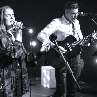 Loora ja Kauro Duo esinemas Eliise Kaarelson ja Kauro Tafitšuk esitavad live muusikat eesti ja inglise keeles