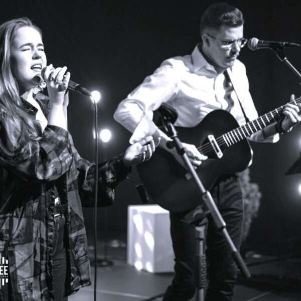 Loora ja Kauro Duo esinemas Eliise Kaarelson ja Kauro Tafitšuk esitavad live muusikat eesti ja inglise keeles