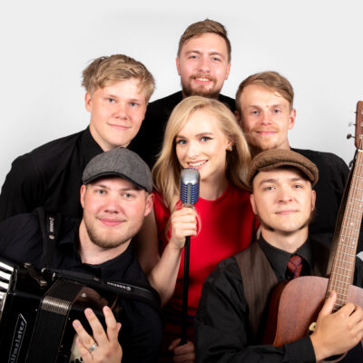 Ansambel Kardemon poseerimas fotostuudios, kõik ansambli liikmed on pildil koos.