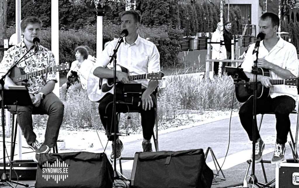 Oja Trio esinemas – kolm noort muusikut kitarridega esitamas Eesti muusikaklassikat