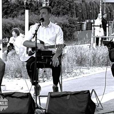 Oja Trio esinemas – kolm noort muusikut kitarridega esitamas Eesti muusikaklassikat