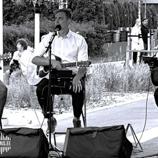 Oja Trio esinemas – kolm noort muusikut kitarridega esitamas Eesti muusikaklassikat