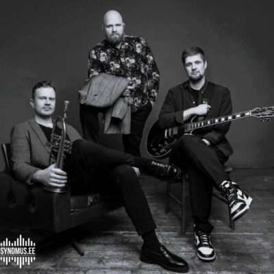 Mikk Dede Trio plakat. Pildil Eesti muusikud Mikk Dede, Allan Järve ja Kusti Lemba. Akustiline kava ja kontsertformaat sündmustele.