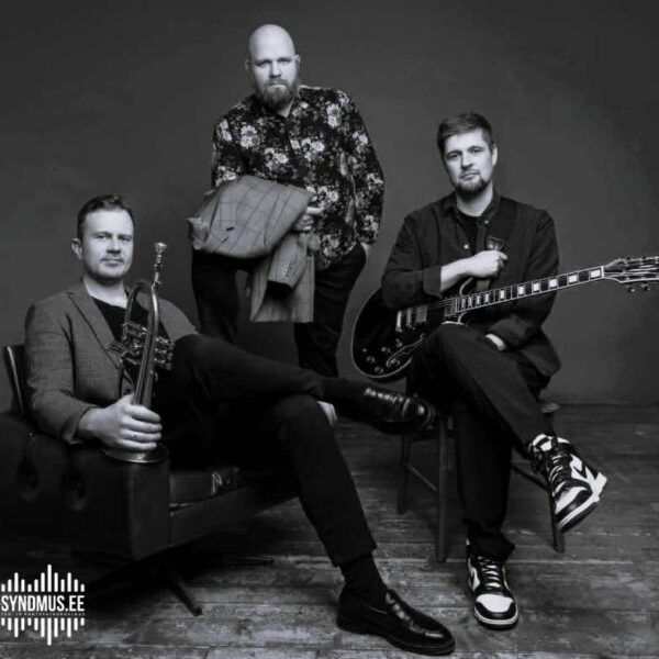 Mikk Dede Trio plakat. Pildil Eesti muusikud Mikk Dede, Allan Järve ja Kusti Lemba. Akustiline kava ja kontsertformaat sündmustele.