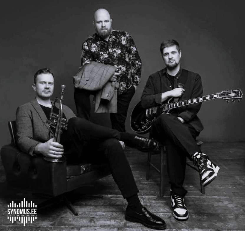 Mikk Dede Trio plakat. Pildil Eesti muusikud Mikk Dede, Allan Järve ja Kusti Lemba. Akustiline kava ja kontsertformaat sündmustele.