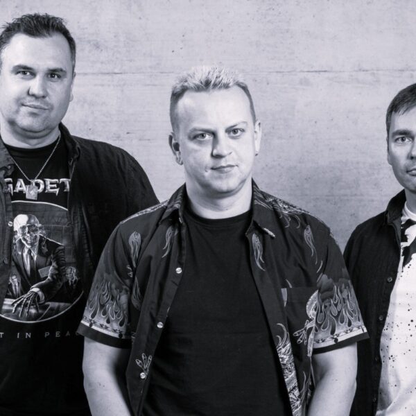 Ansambel Player esinemas peol energilise live-muusikaga.
