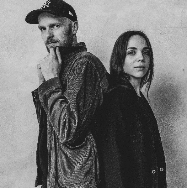 Kitarriduo Taavi ja Paula stuudios.