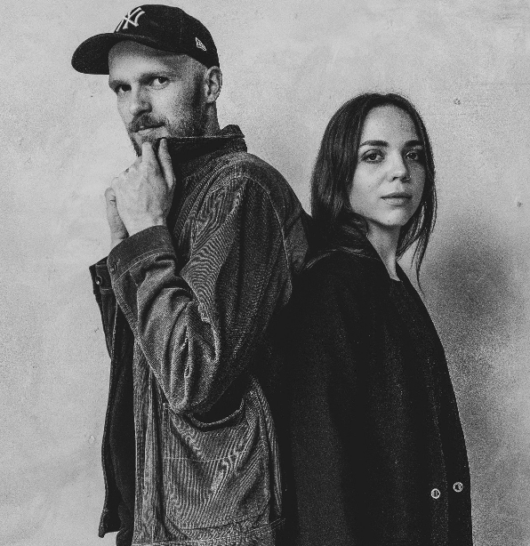 Kitarriduo Taavi ja Paula stuudios.