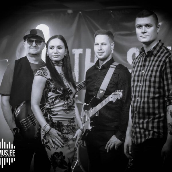 Ansambel The Skyline esinemas peol, särtsakas live-bänd professionaalse tantsumuusikaga