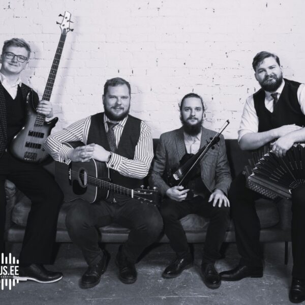 Ansambel Tuulebant esinemas laval, koosseisus lõõtsamängija, viiuldaja, kitarrist, bassimängija.