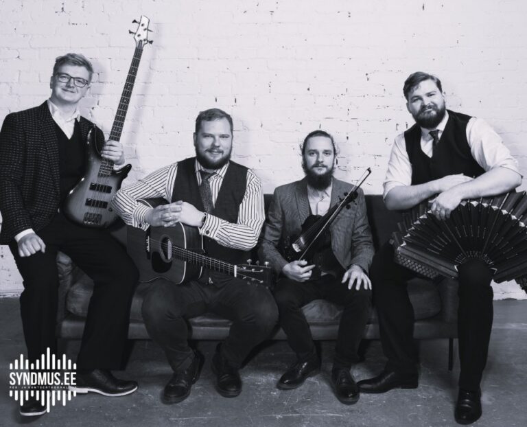 Ansambel Tuulebant esinemas laval, koosseisus lõõtsamängija, viiuldaja, kitarrist, bassimängija.