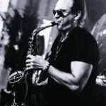 Virgo Veldi mängimas saksofoni laval