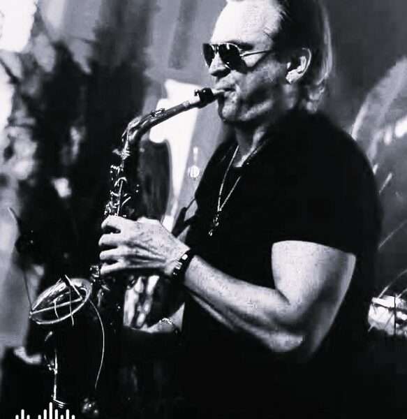 Virgo Veldi mängimas saksofoni laval