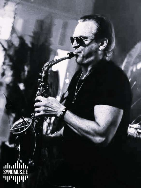 Virgo Veldi mängimas saksofoni laval